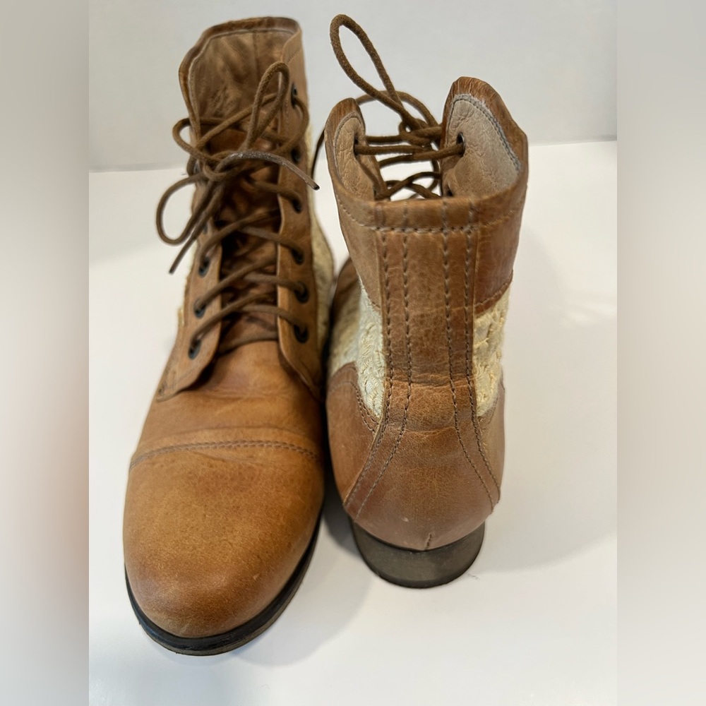 Steve Madden Women Size 8 TanLeather Lace-Up Ankle Boots Beige Lace Trim Boho